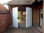 Garagentor mit Türen offen