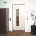 individulle Zimmertür mit schmalem Lichtausschnitt